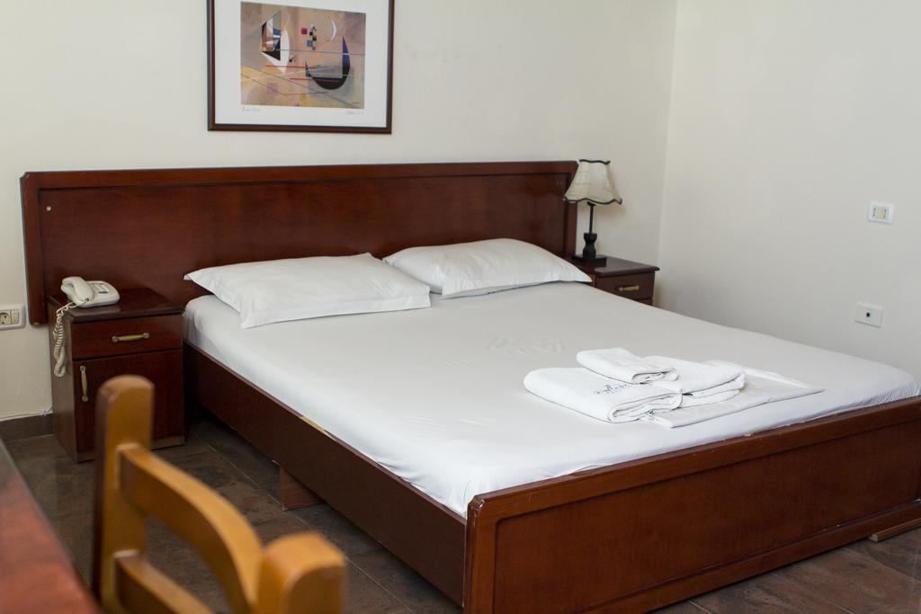 Vila 57 Hotel Tirana Szoba fotó